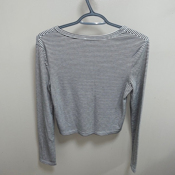 🪻3/$30 Long sleeve crop top!🪻 - Picture 4 of 5